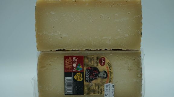 Corte del queso curado El Abuelo Calderero
