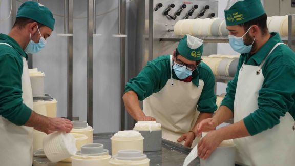 Elaboraci&oacute;n moldeado y prensado de prensado en nuestras instalaciones