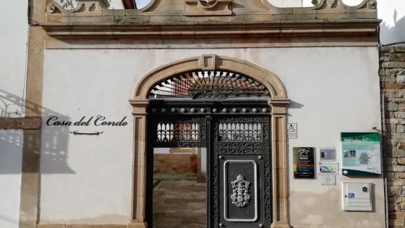 Port&oacute;n de entrada a la Oficina de Turismo de Lumbrales